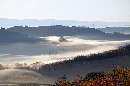 薄雾清晨农业乡村山坡农田农场农村天空场地绿色环境图片