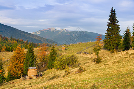 山中多姿多彩的秋天风景季节农场爬坡环境晴天日落草垛全景气候国家图片