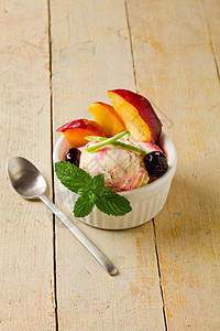 带水果的冰奶杯芳香美食茶匙草药桌子奶油叶子乳制品创意薄荷图片
