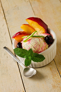 带水果的冰奶杯美食树叶芳香创意香气草药桌子茶匙料理乳制品图片