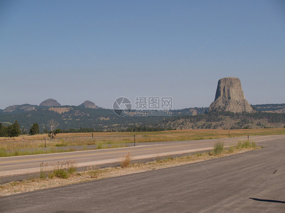 魔鬼塔国家遗迹天空地质学纪念碑荒野岩石游客巨石蓝色图片