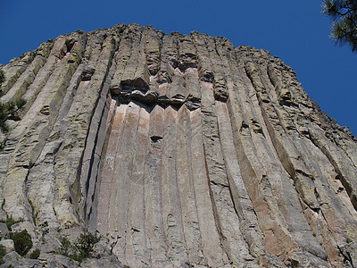 魔鬼塔国家遗迹天空蓝色游客地质学巨石荒野岩石纪念碑图片