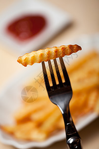典型盘子上的炸薯条黄色木头小吃蔬菜食物美味油炸土豆脂肪刀具图片