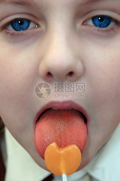 舔橙色棒棒糖的女孩生日舌头眼睛心形童年喜悦孩子味道小吃女性图片
