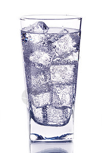 有冰水的玻璃杯液体气泡宏观食物白色蓝色玻璃酒精反射茶点图片