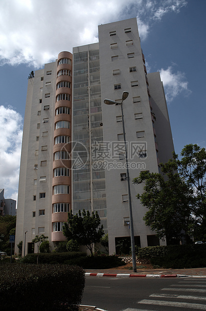 现代居住的房子绿色乡村花园窗户天空入口草地栅栏建筑小屋图片