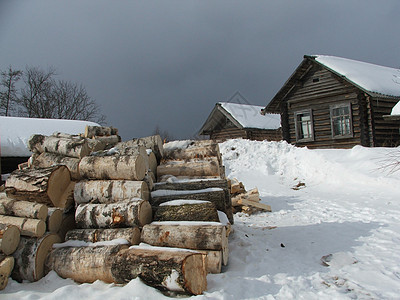 村里的冬天是雪 木屋风景土地白色晴天牧场房子贫困窝棚天空季节图片