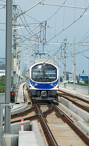 曼谷机场连接列车加高电缆机场灰色建造城市铁路链接蓝色旅行旅游图片