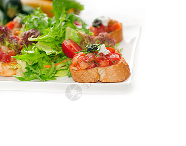 原本的意大利新鲜新布瑞舍塔 配有新鲜沙拉和ve美食食物盘子草本植物面包手指午餐自助餐小吃蔬菜图片