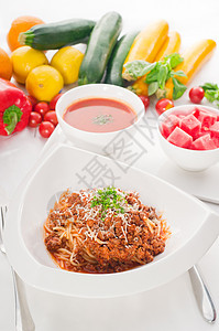 配肉酱的意大利面条 配有马铃薯汤和新鲜葡萄酒香菜营养宏观糖类草本植物餐厅西瓜美食蔬菜盘子图片