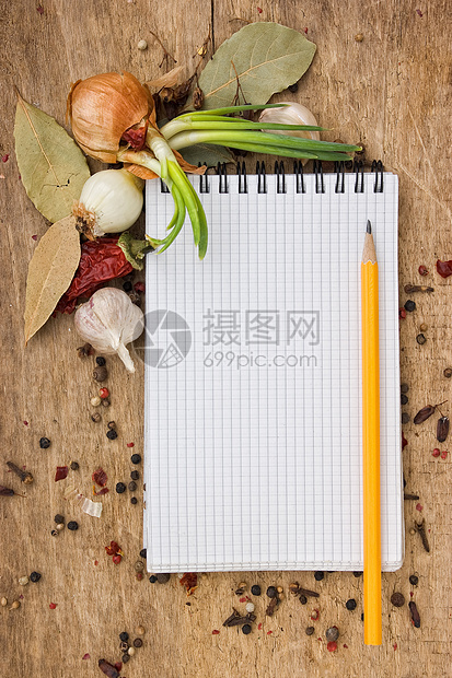 用笔记本写配香料的食谱丁香叶子蔬菜味道洋葱胡椒种子厨房食品胡椒粒图片