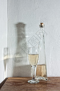 和杯干酒玻璃瓶子酒精软木影子板图片