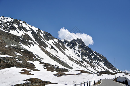 雪山隘口顶峰山脉蓝色荒野晴天旅游阴影岩石高山风景图片