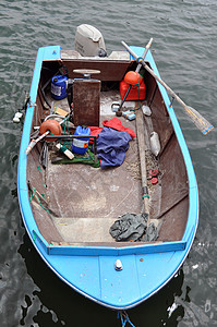 旧渔船船垂钓者风化海洋假期蓝色船运血管旅游反射木头图片