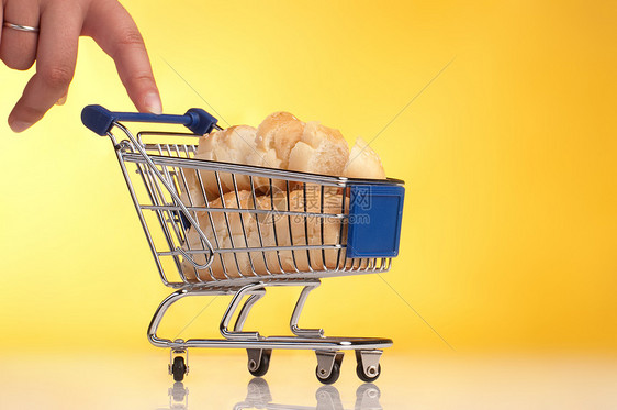 装满面包的金属购物车购物零售店铺篮子杂货店市场越野车营养食物卡丁车图片