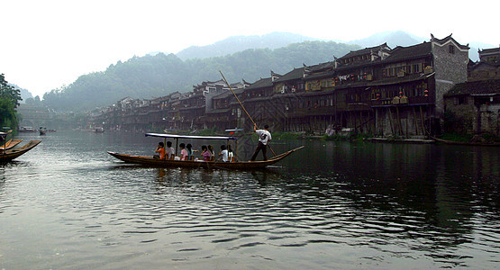 中国 湖南 湖南西部 凤凰城 自然 风景 旅游 风景区 风景区设施水利城门河流旅行都市游船历史用水房子图片