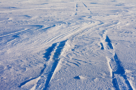 滑雪和轮胎轨迹曲目农村卡车痕迹粉末季节孤独国家小路漂移图片