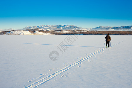 冰冻湖上的跨国滑雪者图片