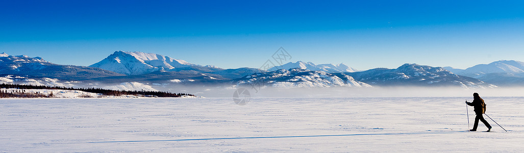 跨国家滑雪长阴影蓝色滑雪者旅行荒野天空农村泡沫运动寒意冒险图片