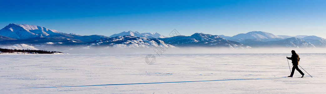 跨国家滑雪长阴影旅行蓝色寒意享受天空季节娱乐乐趣农村冒险图片