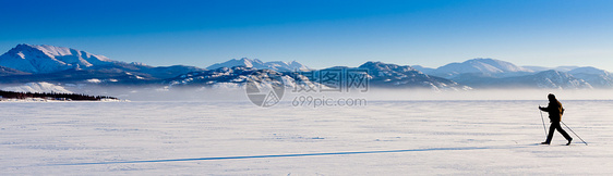 跨国家滑雪长阴影旅行蓝色寒意享受天空季节娱乐乐趣农村冒险图片