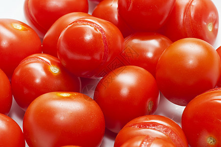 白色背景的意大利红樱桃番茄组背景图片