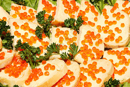 配黄油和红鱼子酱的三明治叶子餐厅盘子宏观面包小吃烹饪奶油海鲜食物图片