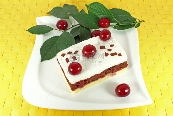 带酸樱桃的自制蛋糕图片