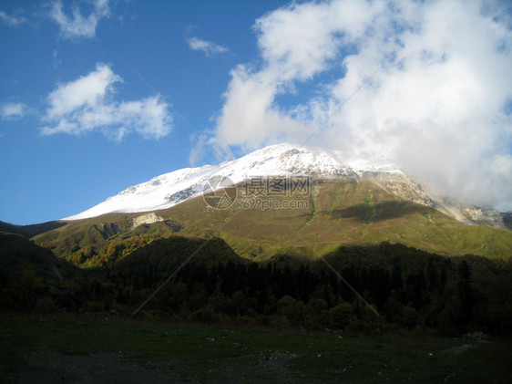 山山脉山脊背景斜坡树木空地全景旅行岩石解脱风景图片