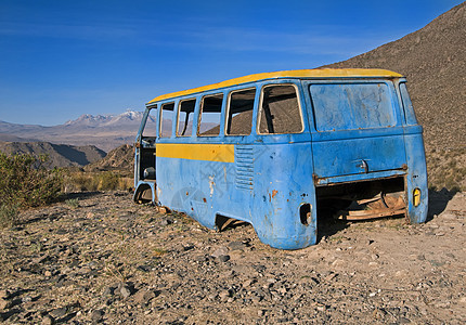 被遗弃失事拉丁破坏汽车岩石天空运输干旱蓝色车辆图片