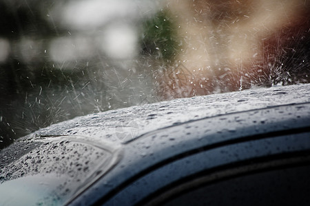 车顶上下雨图片