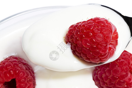 加酸奶的勺子上的草莓厨房茶点活力奶油果味浆果牛奶奶昔饮料水果图片