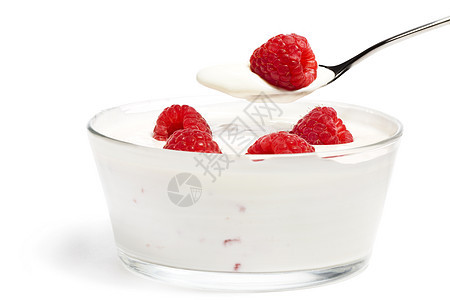 勺子上的草莓 在甜点上加松莓图片