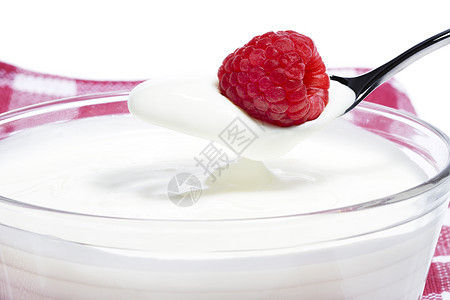加酸奶的勺子上草莓图片