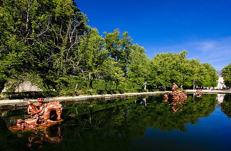 卡斯蒂利亚塞戈维亚省的花园位置园艺树木雕塑外观宫殿镜像反思雕像喷泉图片