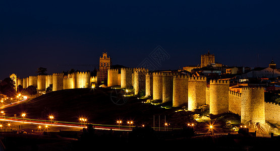 夜晚的阿维拉 西班牙卡斯蒂利亚和里昂风光壁垒夜灯光源气氛历史性景点人造光城墙墙壁图片