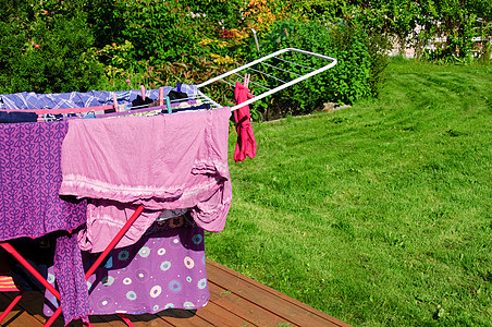 洗衣店紫色衣服面料架子衣架天气洗衣店太阳烘干花园图片