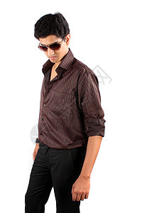 印度光辉印度模型姿势色调青年男人太阳镜楷模造型伙计们风镜男性图片