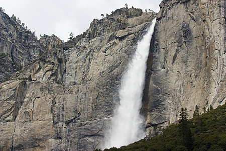 约瑟米特瀑陷草地山脉悬崖花岗岩公园岩石旅行环境旅游石头图片