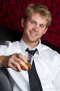 男子饮酒背景胡须快乐玻璃红色幸福豪饮领带杯子商业图片