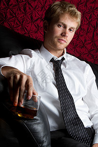 男饮酒长椅酒精商业男性管理人员玻璃背景皮革豪饮红色图片