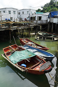 Tai O 渔村 有平板房屋和旧船蓝色窝棚木头村庄钓鱼旅行风化住宅房子棚户区图片