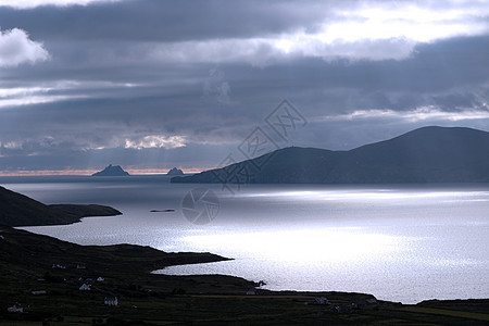 skellig 岩石视图房屋波浪海浪横梁荒野射线戏剧性沉思崎岖旅游图片