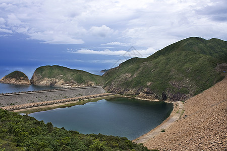 蓝色天空的山地风景图片