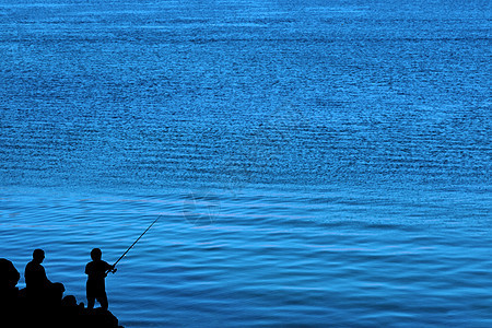 父亲和儿子在钓鱼时图片