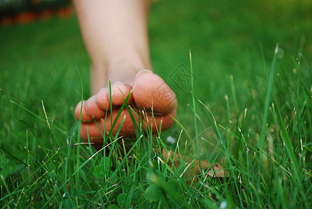 脚在草丛中身体绿色脚趾女士图片