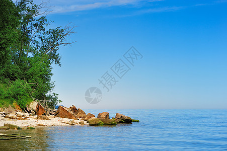 洛基海滨悬崖冥想植物天空全景海岸卵石岩石美丽海岸线图片