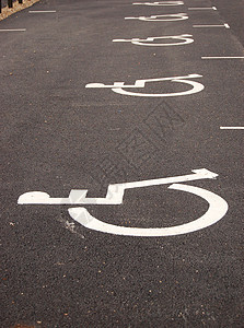 沥青沥青上的残疾人标志白色街道残障医疗路面指示牌汽车渡船车轮交通图片