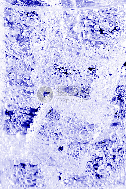 冰块和水泡玻璃液体立方体蓝色反射宏观食物气泡酒精白色图片
