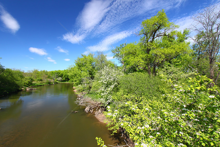 伊利诺伊州基华基河溪流树木荒野支撑天空蓝色风景公园场景波纹图片
